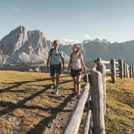 Zwei Frauen beim Wandern in den Dolomiten