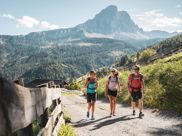 Zwei Frauen und ein Mann beim Wandern