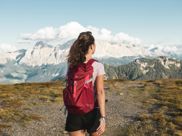 Eine Wanderin genießt das Bergpanorama