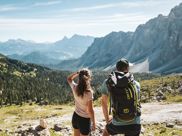 Zwei Wanderer genießen die Aussicht af die Berge im Sommer