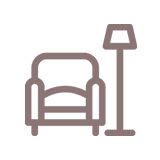 Ein Sessel und eine Lampe