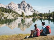 Zwei Wanderer an einem See
